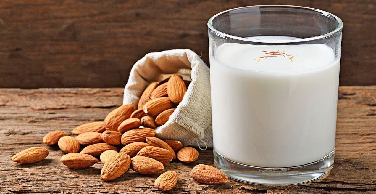 There are foods that help rejuvenate the skin, such as almond milk. 